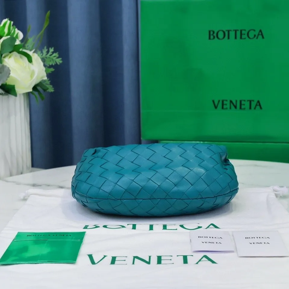 Batch 1120 BV Bottega Veneta's new early spring women's MINI JODIE handbag BV bag 🔥The new method is based on the original rounded corners, knotted with classic woven leather round hobo bag, The most iconic triangular pull-out design, using sheepskin draped soft shape, is super suitable for concave shapes~ Jodie feels really gentle to people, and is definitely the best item for daily matching. It has the same weave, new elements and twists, is compact and versatile, and is the new favorite of street style Internet celebrities! Dimensions: 23x28x8 Model: 6699-1
